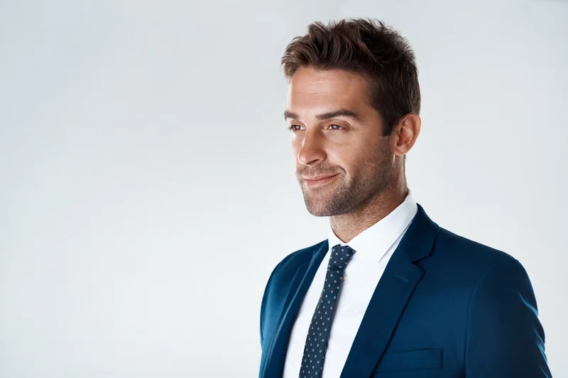 Portrait posé d un dirigeant en costume — le corps du dirigeant comme premier indicateur RH.